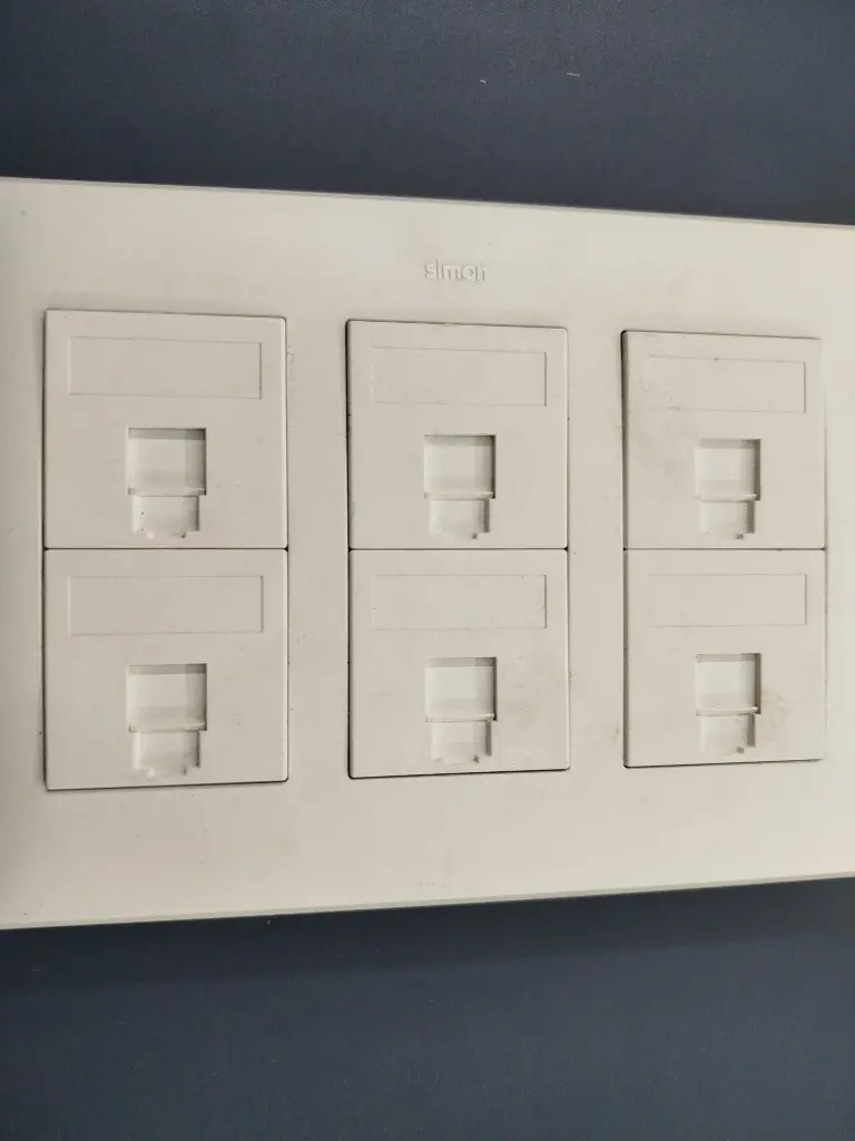 Enchufe SIMON de 6 puertos de red Cat 6.